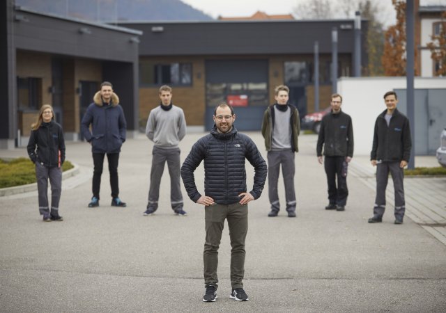 Ein starkes Team - unser gewerblicher Ausbilder mit Auszubildenden