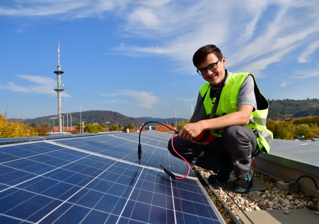 Spannungsprüfung an einer PV-Anlage